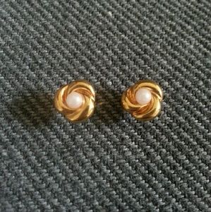 Vintage Gold Stud w Pearl